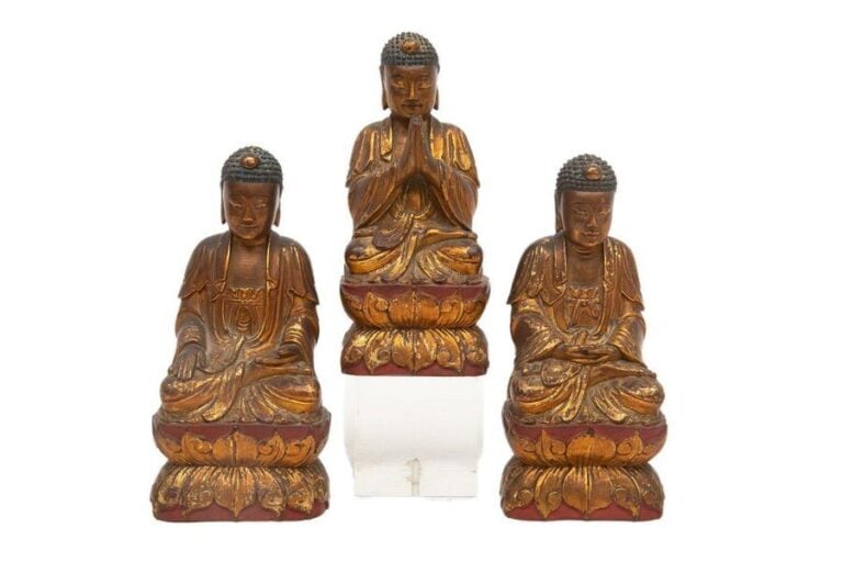 TRIADE DE BOUDDHAS EN BOIS LAQUE ROUGE ET OR