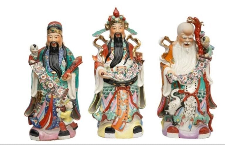 TRIADE FU LU SHOU EN PORCELAINE A DECOR EMAILLE POLYCHROME