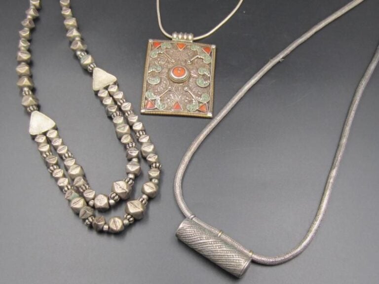 TROIS BIJOUX ETHNIQUES dont deux en argent (mi