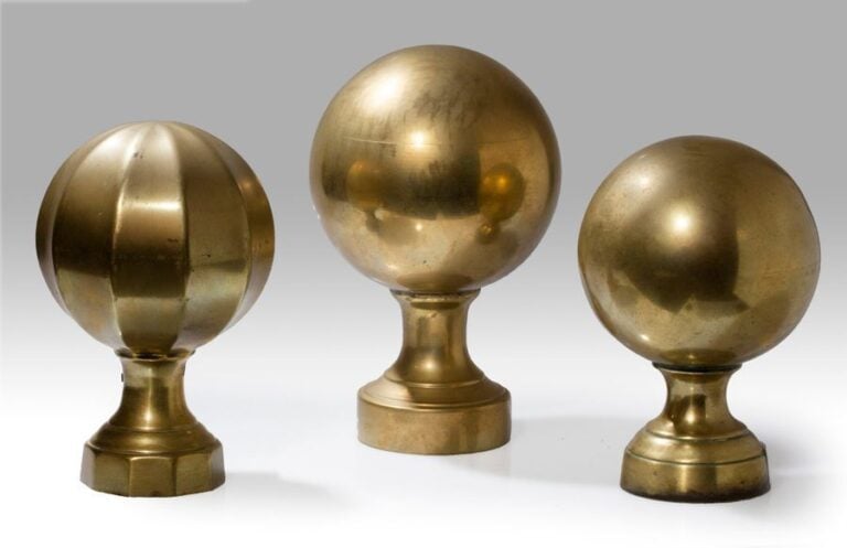 Trois boules de rampe dont une à côtes plates en laito