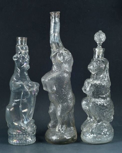 Trois bouteilles 1°/ Bouteille à motif de Boeuf couronné ou Boeuf gras (de la mi-carême