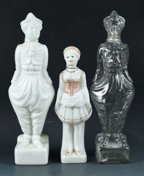 Trois bouteilles 1°/ Bouteille en verre opalin représentant Pierro