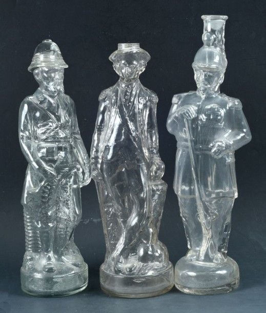 Trois bouteilles 1°/ Bouteille représentant le commandant Marchan