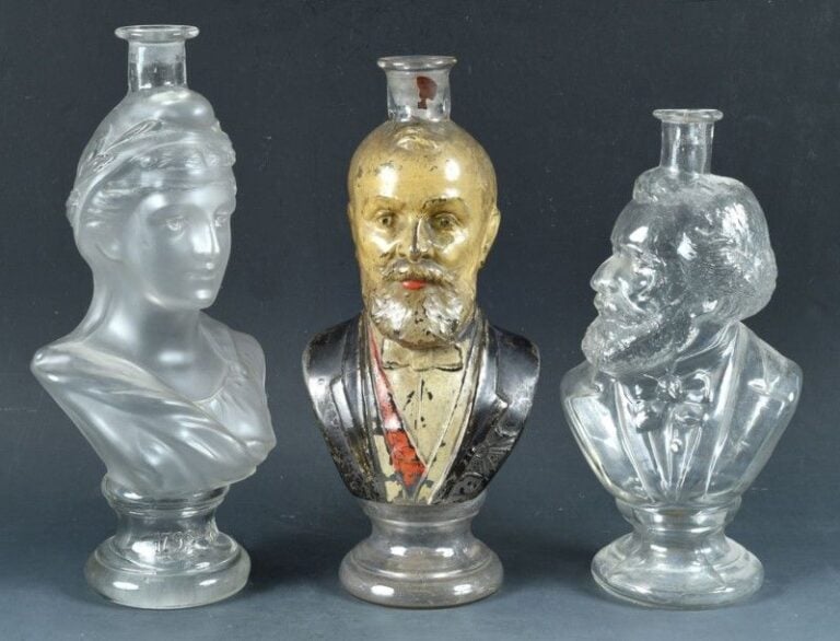 Trois bouteilles 1°/ Bouteille satinée représentant le buste de Marianne, marquée 1792-189