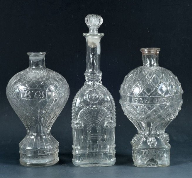 Trois bouteillles 1°/ Bouteille en forme de ballon captif marqué 187
