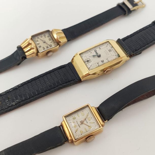 •Trois BRACELETS MONTRES en or jaune (750‰