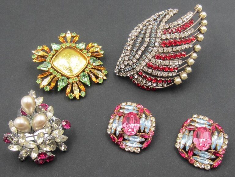 Trois broches et une paire de clips d'oreille ornés de pierres de couleurs et perles fantaisi