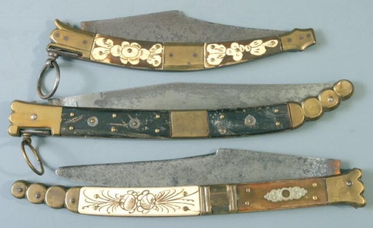 Trois couteaux corses à cran d'arrêt, en corne et os décoré