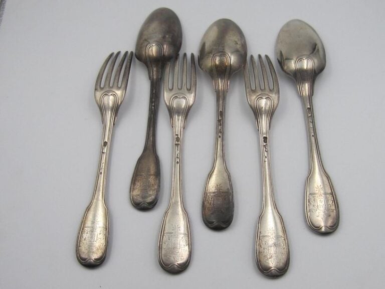 TROIS COUVERTS en argent, modèle filet, les spatules armoriée