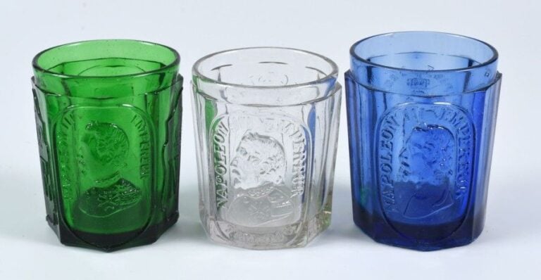 Trois gobelets en verre moulé du Second empir