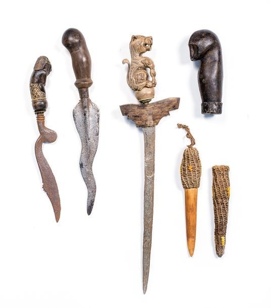 Trois kriss, dont un à lame ondulante, et un à poignée sculptée en forme de félin