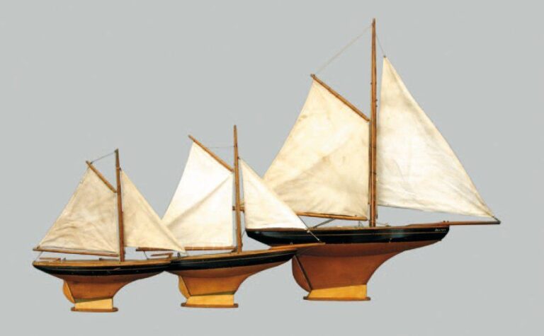 TROIS MAQUETTES NAVIGANTES Série de même type de bateaux en trois tailles différente