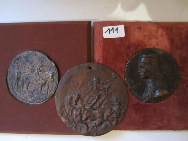 Trois médaillons en bronze ou cuivre représentant Phébus sur son char, un personnage de profil dans le goût de la Renaissance et pour le dernier des cavalier