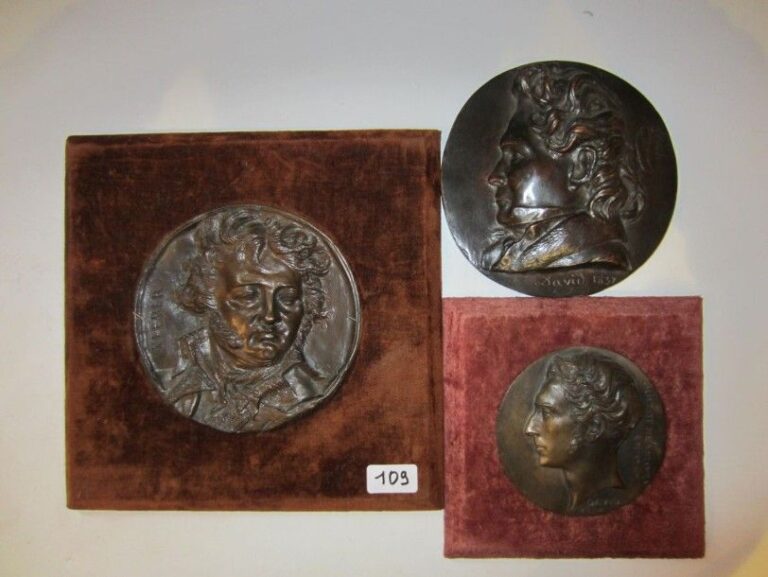 Trois médaillons en bronze ou galvanoplastie représentant Kléber, Guizot et Thénar