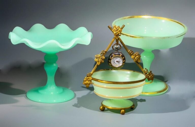 Trois objets en opaline verte Napoléon III