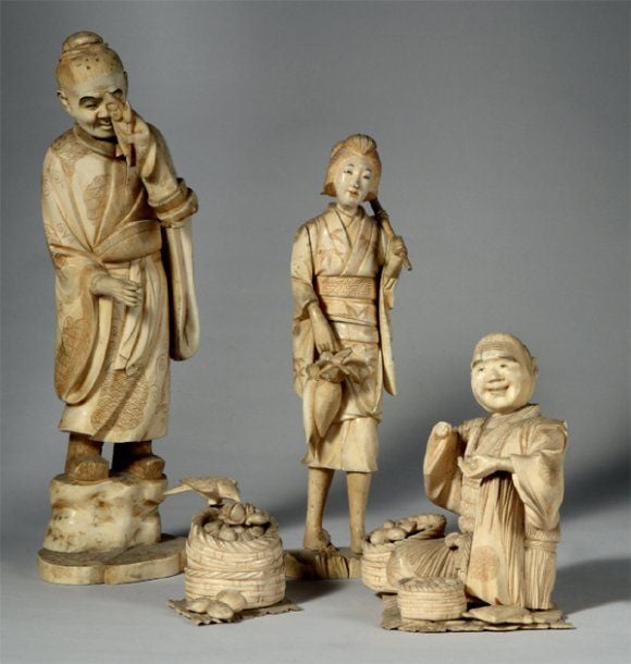 Trois okimono en ivoire marin (paysanne, marchand et montreur de marionnette