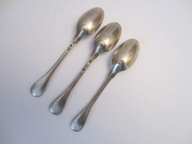 Trois petites cuillères en argent, filet, monogrammée