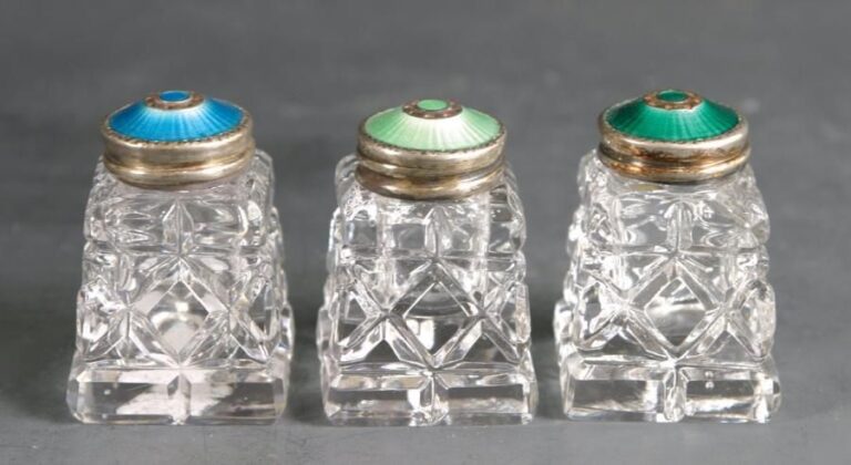 Trois petites salières de table en cristal moulé à motif de diamants adoucis; bouchons émaillés vert et turquois