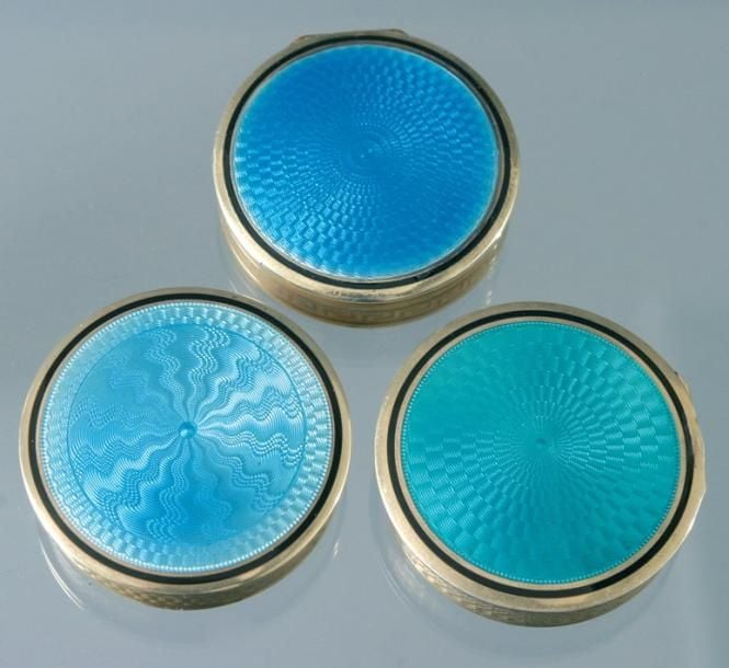 Trois petits poudriers en argent guilloché, les couvercles émaillés turquois