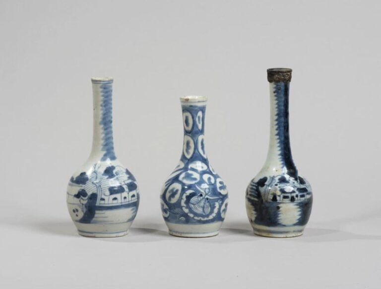 Trois petits vases bouteilles en porcelaine décorée en bleu sous couverte de paysage