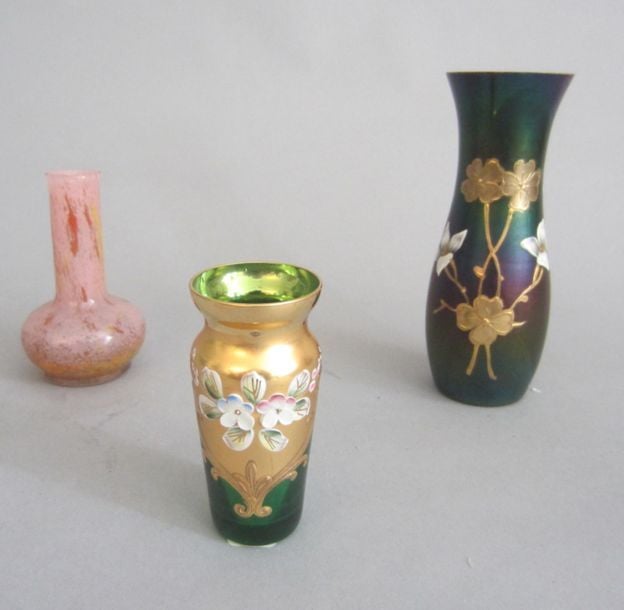 Trois petits vases en verre coloré à décor floral ou uni  (1