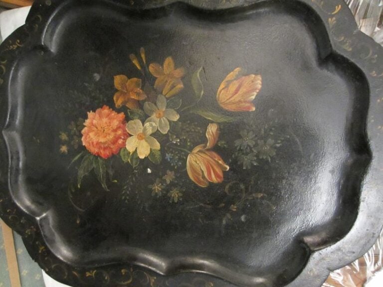 Trois plateaux en tôle laquée noir à décor de fleur