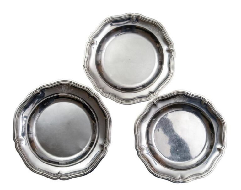 Trois plats circulaires à contours en argent à décor d'armoiries sommées d'une couronne comtal