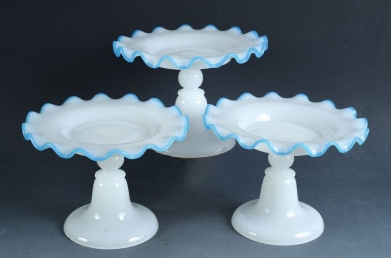 Trois présentoirs godronnés sur pied en opaline pâte de riz à filet de bordure en opaline bleu clai