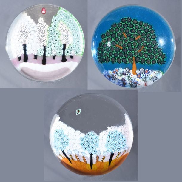 Trois presse-papiers à motif d'arbres formés de bonbons polychrome