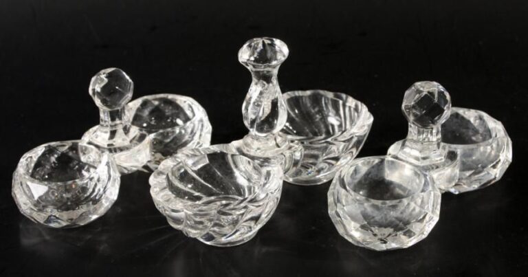 Trois salières en cristal moulé dont une paire à facettes portant la marque Baccarat, et une à côtes torse