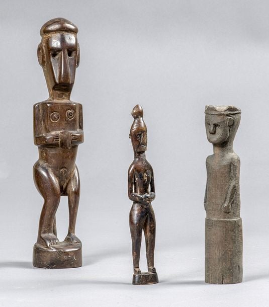 Trois statuettes de figure masculine en bois sculpté, dont une Ataor