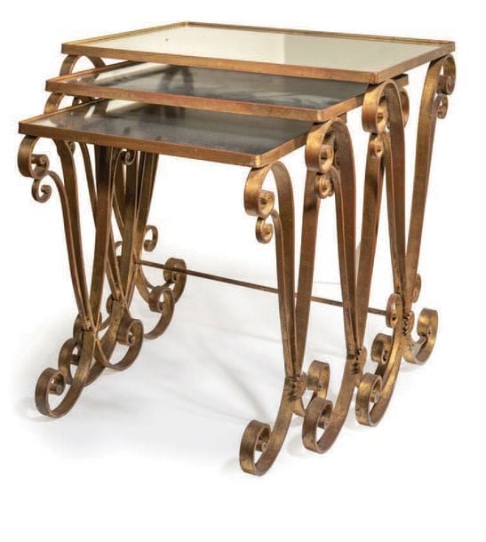 Trois tables gigognes en métal doré et plateau de miroir, piétements à enroulement