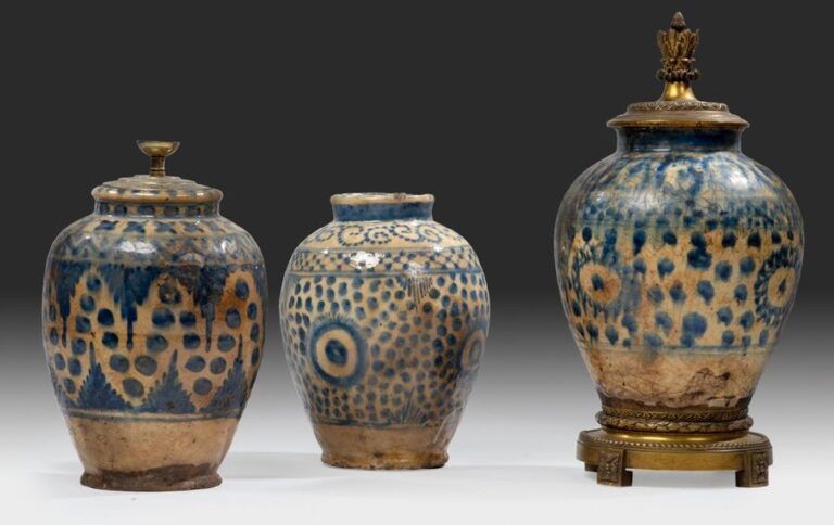Trois vases persans en céramique