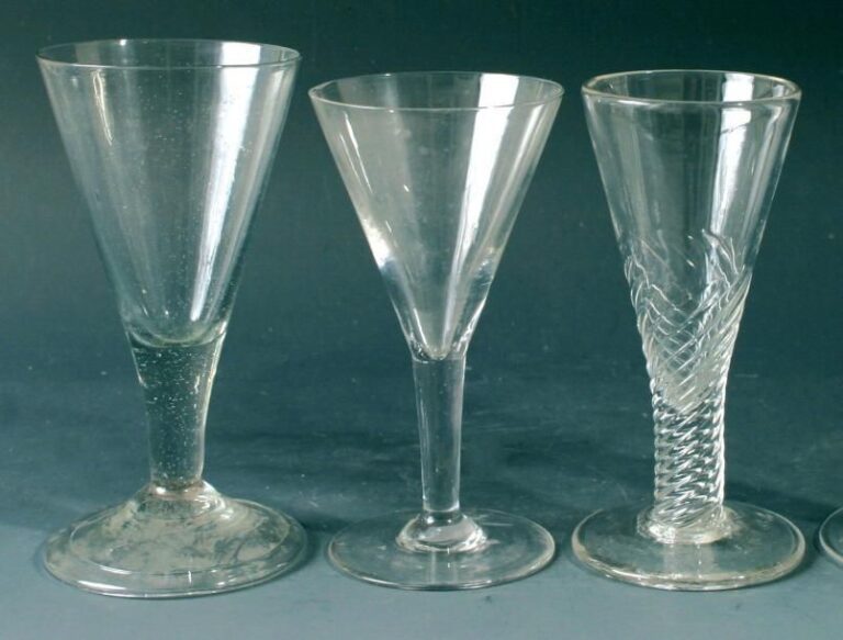 Trois verres coniques à pied 1°/ Un verre conique à pie