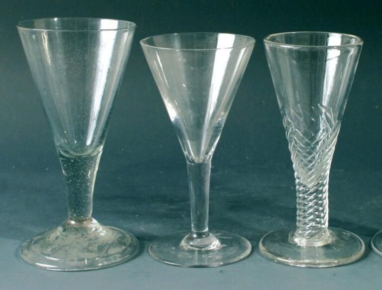 Trois verres coniques à pied 1°/ Un verre conique à pie