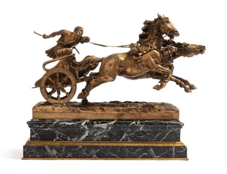 Ulpiano Checa y Sanz (1860-1916) : Groupe en bronze ciselé à patine mordorée représentant un aurige conduisant son attelage lancé au galo