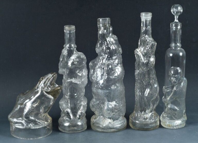 Un bocal et quatre bouteilles 1°/ Bocal en forme de grenouille, 1880-1914 (voir Wagner 2007,