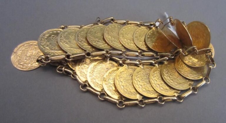 Un bracelet orné de médailles en or jaune 14 ct (585 millièmes) Poids Brut: 31