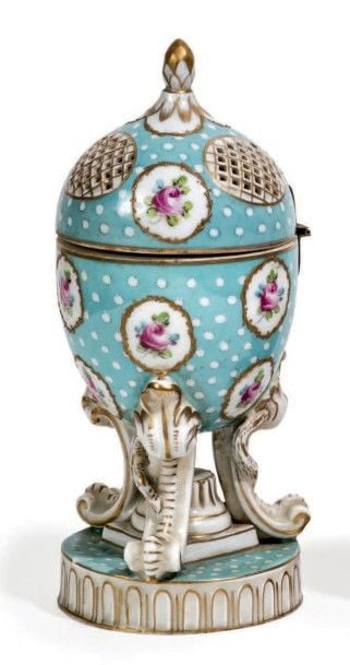 Un brûle-parfum en porcelaine de Sèvres