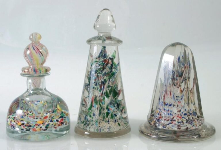 Un encrier et deux ornements coniques en verre à décor abstrait polychrom