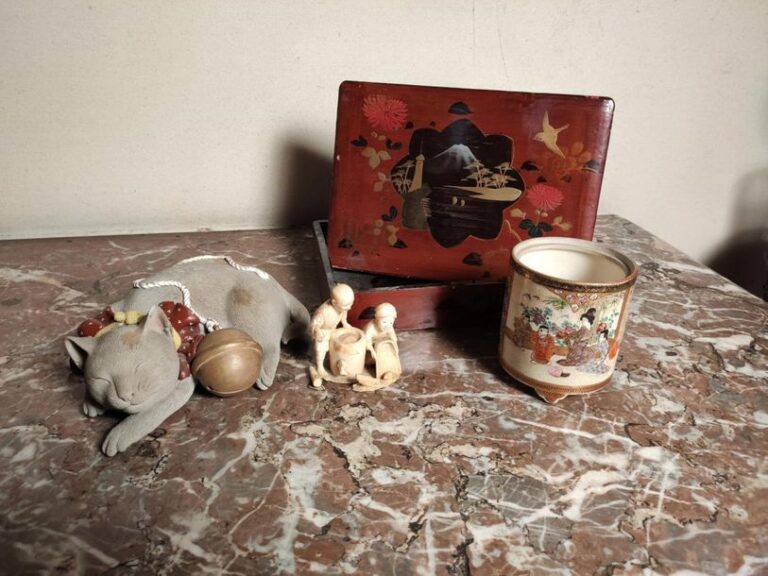 Un ensemble comprenant : boîte en laque, chat couché, okimono, petit vase satsum