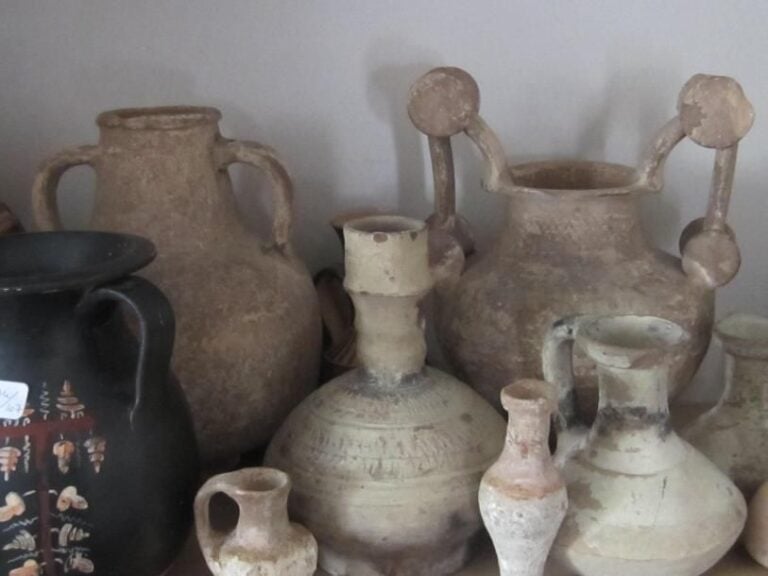 Un ensemble de 11 poteries grecques, italiennes ou romaines