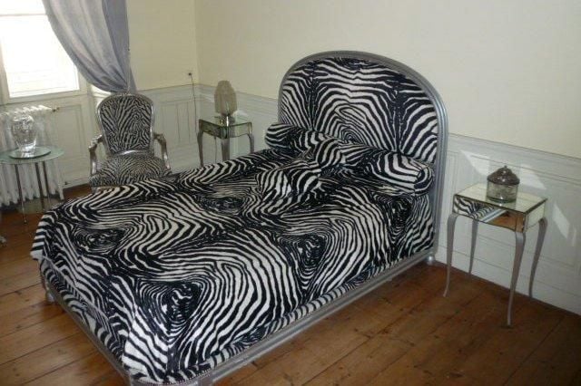 Un lit et 2 fauteuils de style Louis XV en bois argent