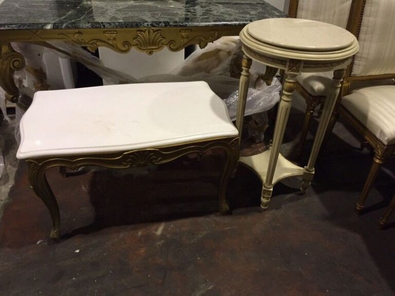 Un lot comprenant une petite table basse en bois doré de style louis XV dessus marbre blanc et une sellette en bois laque blanc dessus marbre style louis XVI (salle à manger