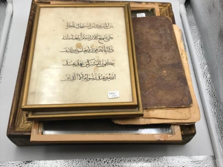 Un lot de manuscrits : fragment de coran et  6 pages encadrées