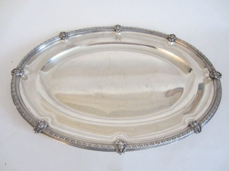 Un plat ovale en argen