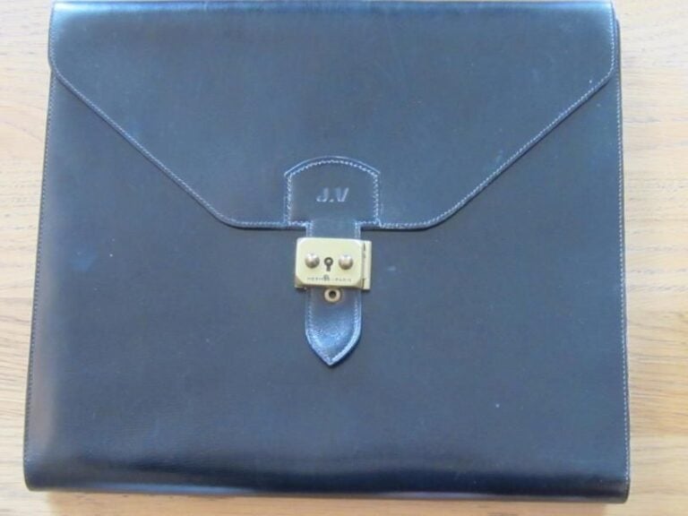Un porte écritoire Hermes en cuir noir