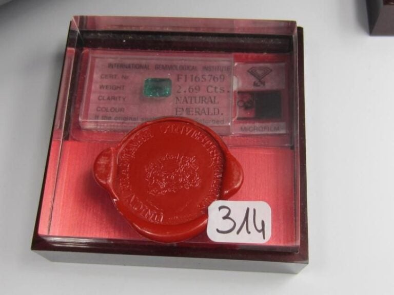 Un scellé comprenant une EMERAUDE rectangulaire taillée à degrés, pesant 2,69 carat