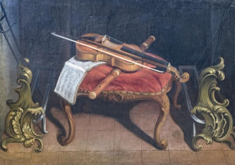 Un tabouret avec instruments de musique et partition dans une cheminée éteinte avec ses chenets