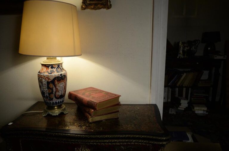 un vase monté en lampe et une bonbonnière en porcelaine Imari, on joint une lampe ovoîde en céramique bleu